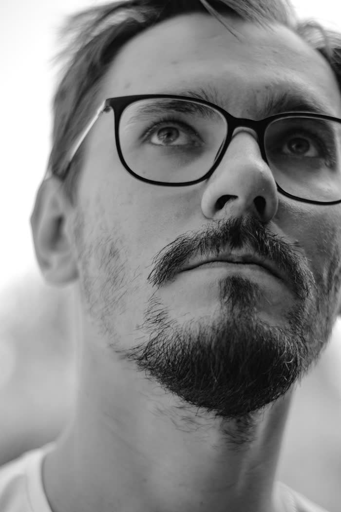 Rostro de un hombre con lentes, primer plano en blanco y negro
